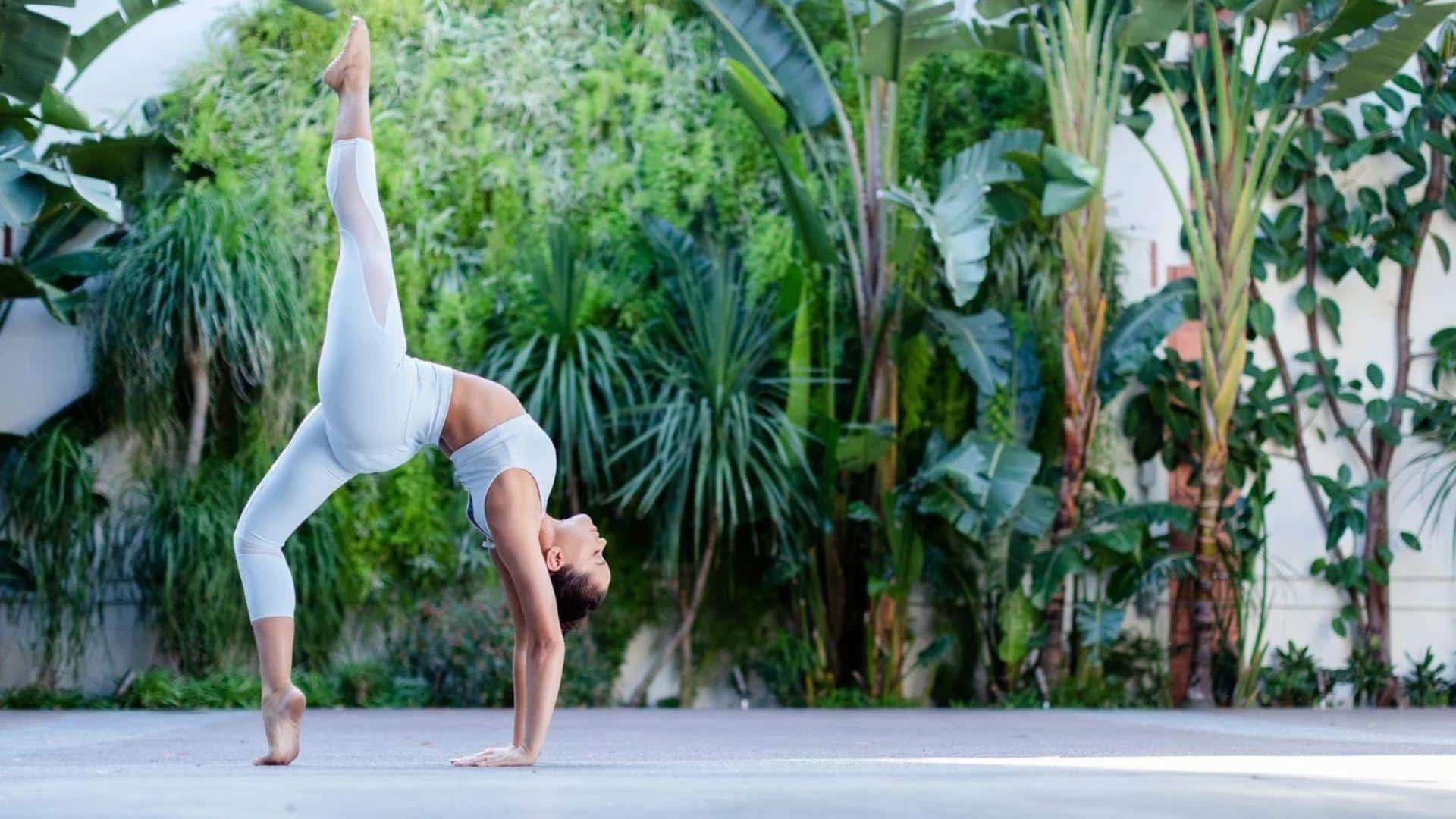 Wheel Pose with Leg Lift (Urdhva Dhanurasana Eka Pada)