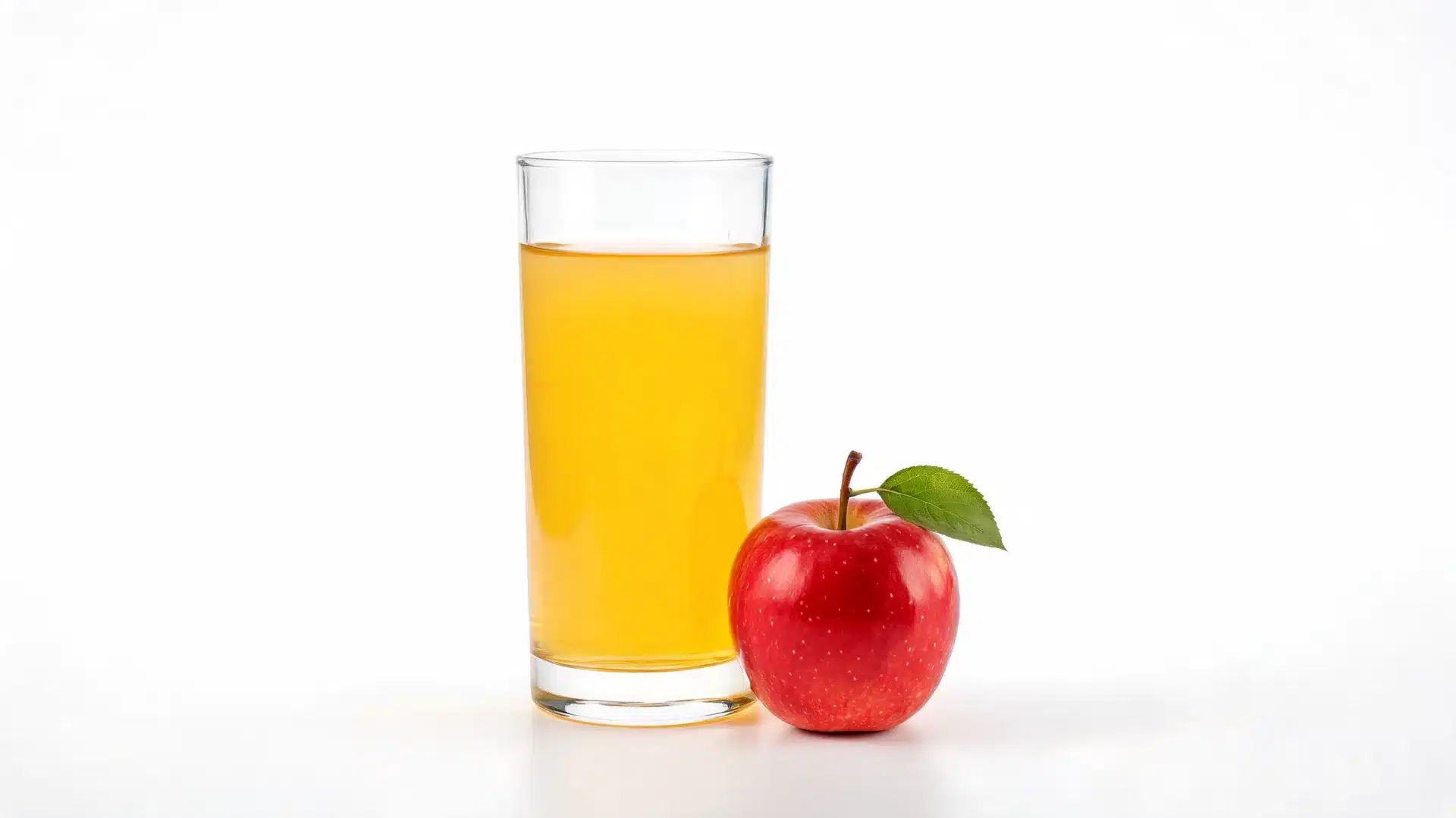 apple-kidney-detox-juice-in-a-clear-glass-with-a-red-apple-and-green-leaf-on-white-background