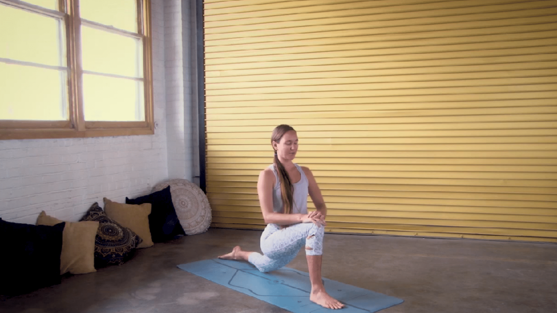 person resting the back knee on the mat while keeping the front leg strong