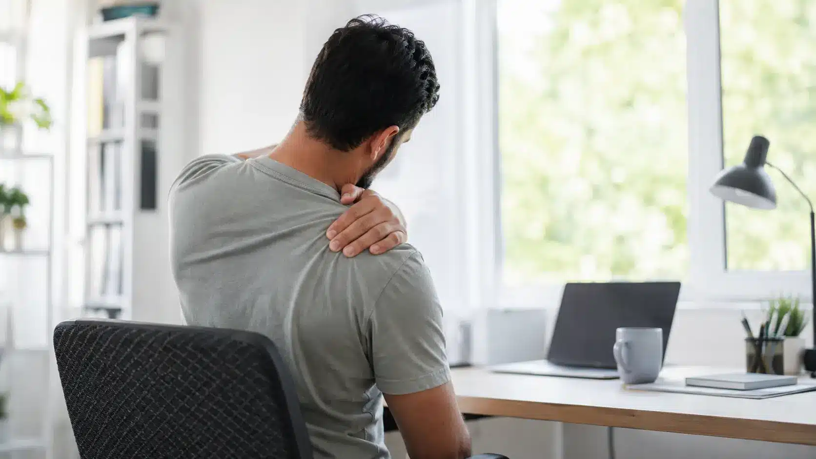 upper back tingling pain in a man